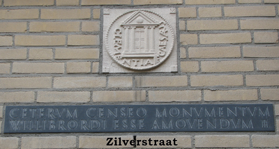 833256 Afbeelding van de twee gevelstenen, met Latijnse teksten aan de voorgevel van het pand Zilverstraat 52 te ...